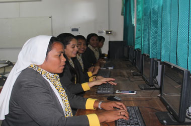 Estudante Office Management tuir prosesu aprendizagem iha aula